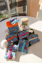 Charger l'image dans la galerie, Panier et Lingettes : Modèles "Fleurs et Papillons (fond Bleu) "