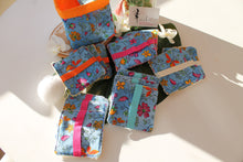 Charger l'image dans la galerie, Panier et Lingettes : Modèles "Fleurs et Papillons (fond Bleu) "