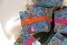 Charger l'image dans la galerie, Panier et Lingettes : Modèles "Fleurs et Papillons (fond Bleu) "