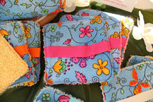 Charger l'image dans la galerie, Panier et Lingettes : Modèles "Fleurs et Papillons (fond Bleu) "