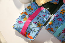 Charger l'image dans la galerie, Panier et Lingettes : Modèles "Fleurs et Papillons (fond Bleu) "