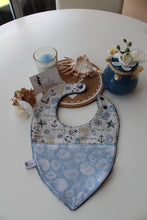 Charger l'image dans la galerie, Bavoir Bandana "Vintage Coquillages" Grand Modèle