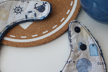 Charger l'image dans la galerie, Bavoir Bandana "Vintage Coquillages" Grand Modèle