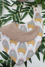 Charger l'image dans la galerie, Bavoir bandana Gros Ours Gris