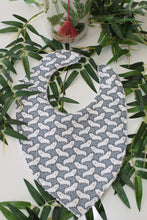 Charger l&#39;image dans la galerie, Bavoir bandana Ours Blanc
