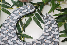 Charger l&#39;image dans la galerie, Bavoir bandana Ours Blanc
