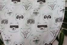 Charger l&#39;image dans la galerie, Bavoir bandana Animaux de la forêt
