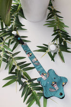 Charger l&#39;image dans la galerie, Attaches Tétines Raton laveur debout  ( Fond Vert émeraude)
