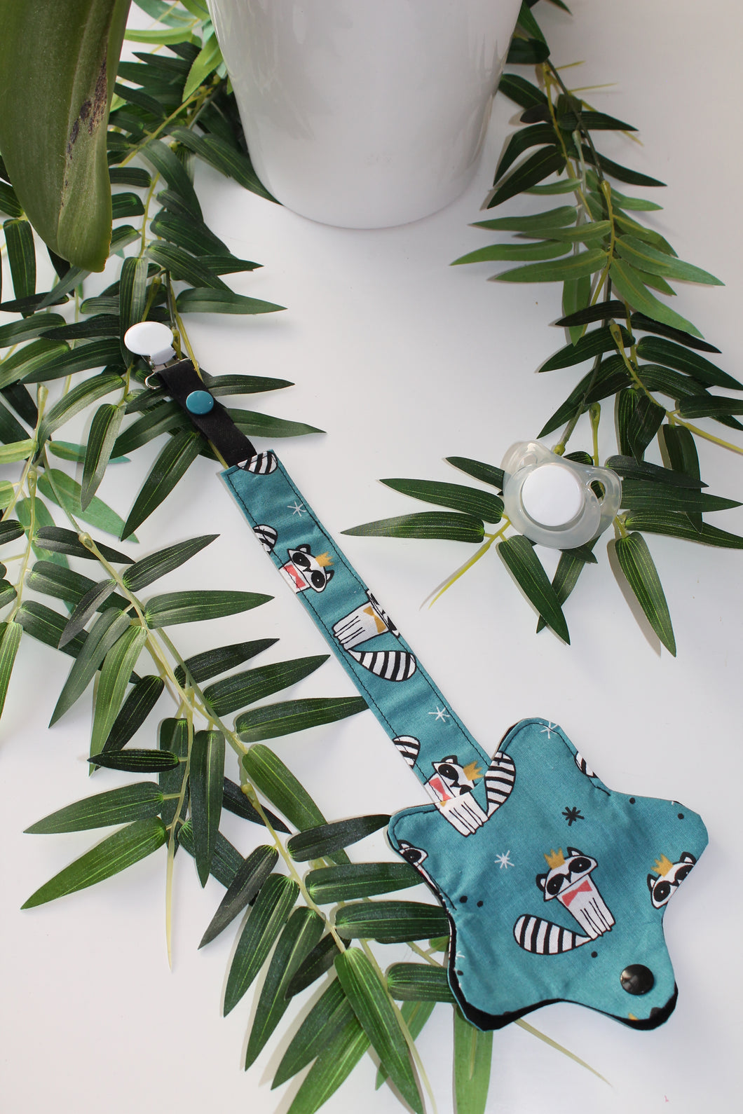 Attaches Tétines Raton laveur debout  ( Fond Vert émeraude)