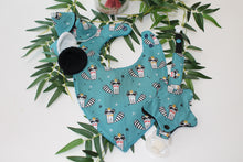 Charger l&#39;image dans la galerie, Attaches Tétines Raton laveur debout  ( Fond Vert émeraude)
