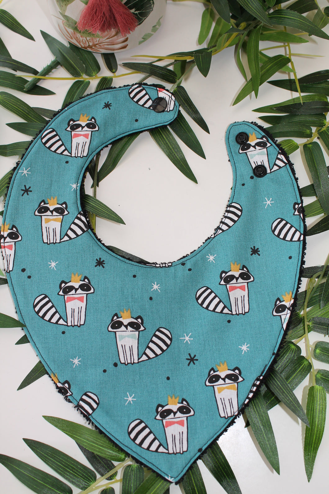 Bavoir bandana Raton laveur debout ( fond vert émeraude)